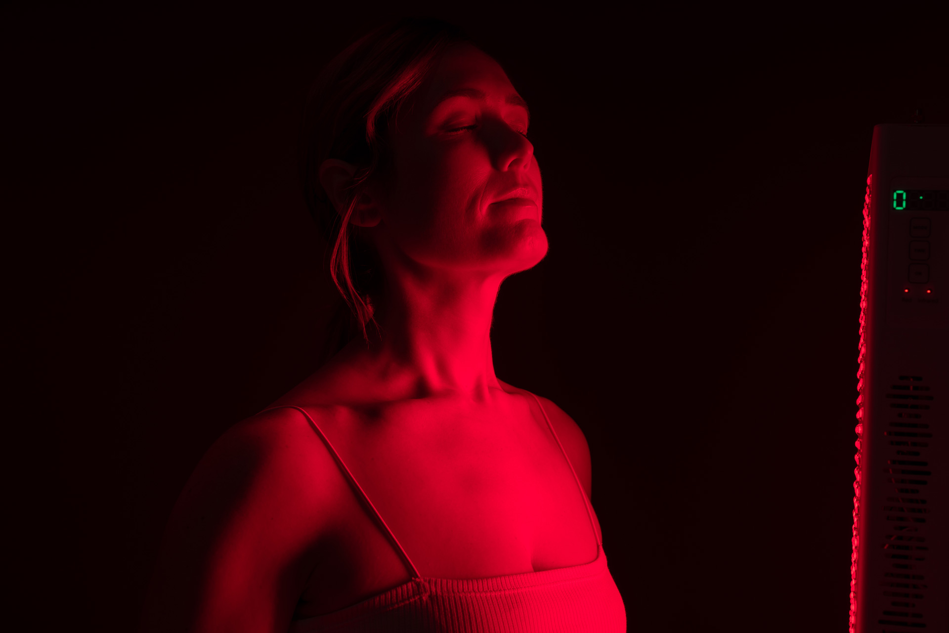 HaloRed™ Rotlichttherapie: Frau genießt Rotlicht-Therapie für Hautverjüngung und Wellness.